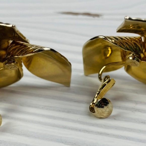 Sarah Coventry Trillium Flower Rib Lined Petals Clip On Earrings Gold Vintage!! - Picture 5 of 5